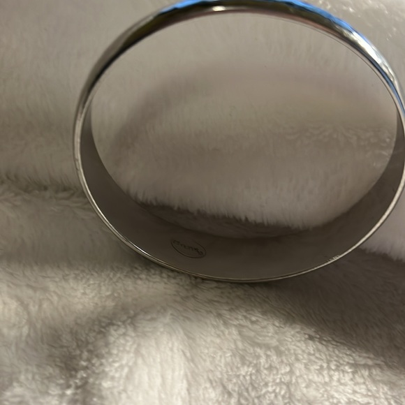 Bracelet Chico’s Silvertone Hammered unique design bangle. - Picture 4 of 5